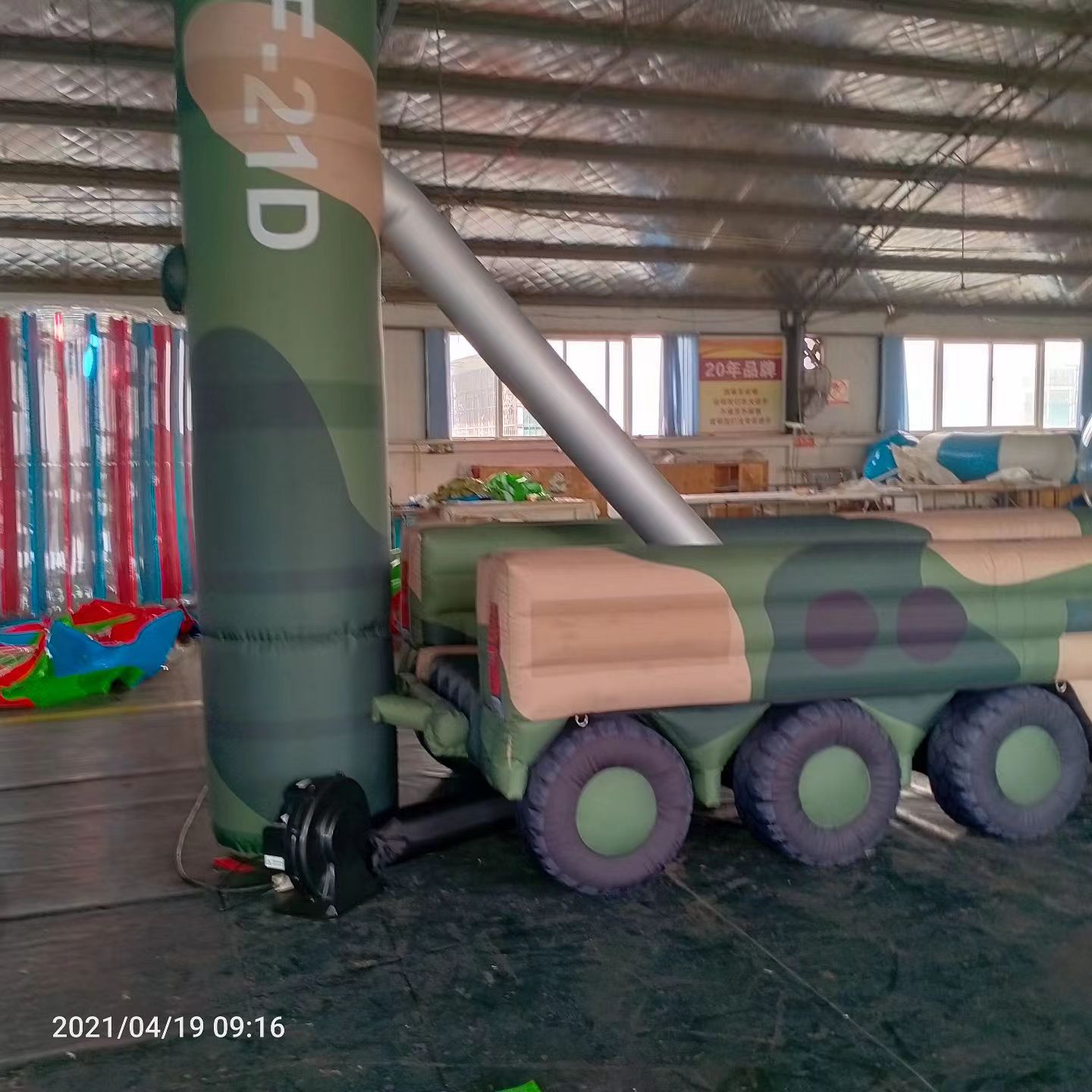 梅州军事演习中的充气目标车辆：模拟发射车雷达车坦克飞机